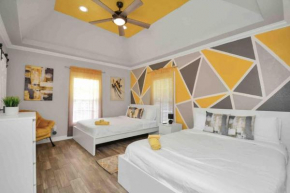 Central Yellow Gem: Cozy Views & Proximity